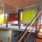Stahlgeländer mit farbigen Acrylglasplatten für die Kita